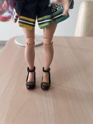 Bambola Amaya Raine - Rainbow High