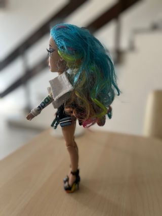 Bambola Amaya Raine - Rainbow High