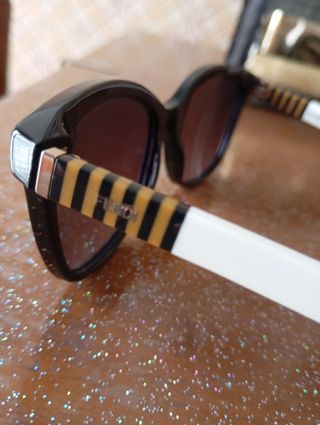 Occhiali Fendi neri con aste bianche