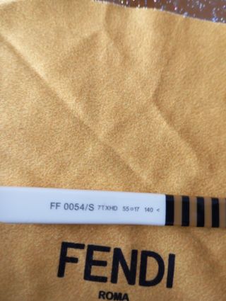 Occhiali Fendi neri con aste bianche