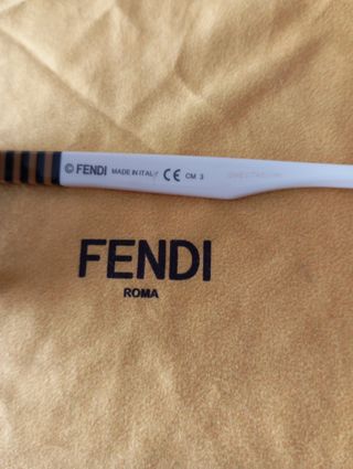 Occhiali Fendi neri con aste bianche