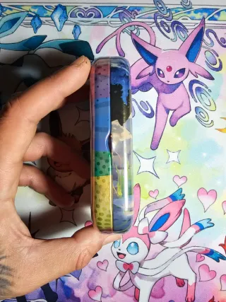 Mini lata sellada Pokémon Héroes Ascendentes Riolu