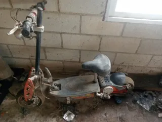 Patinete eléctrico con asiento.