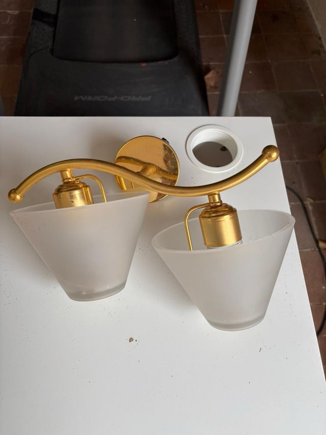 Lámpara de pared dorada con tulipas de cristal