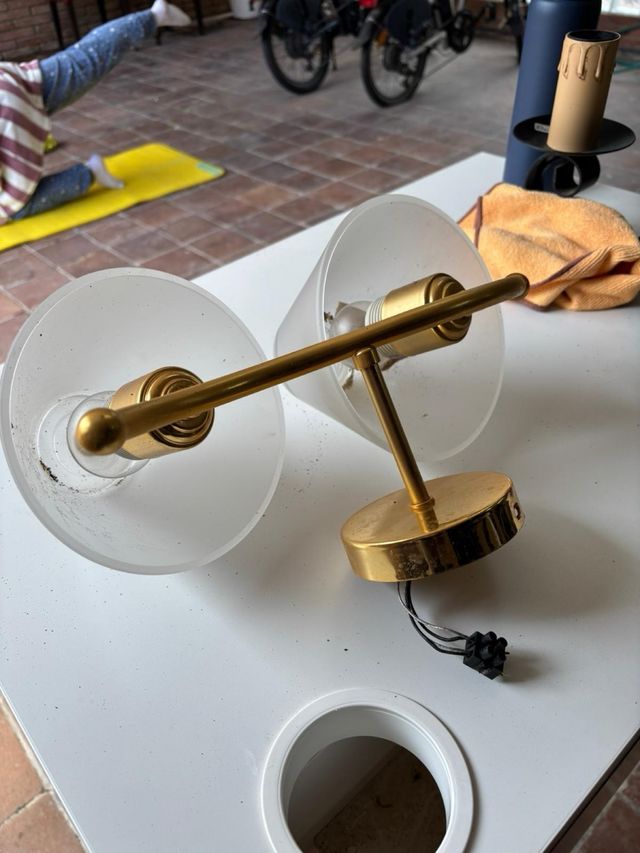 Lámpara de pared dorada con tulipas de cristal