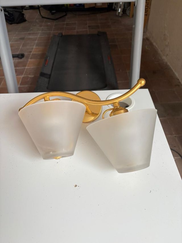 Lámpara de pared dorada con tulipas de cristal