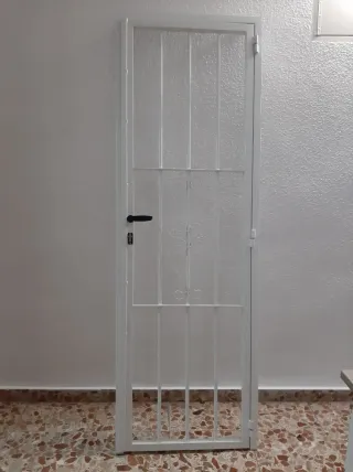 Puerta de hierro blanca con rejas
