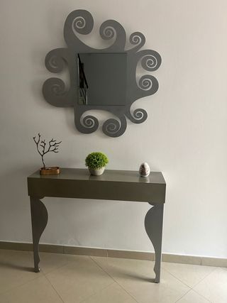 Consola de diseño gris con espejo