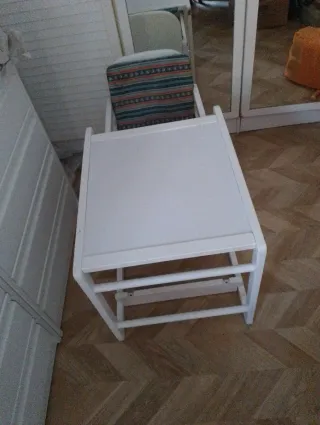 Trona de madera con cojín estampado