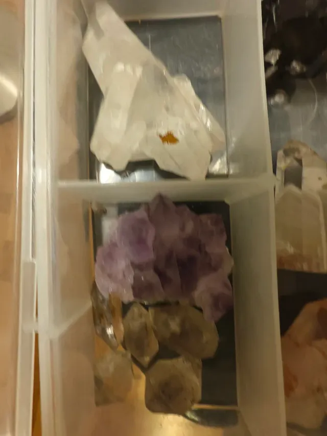 Caja de cuarzos y minerales