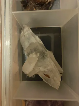 Scatola di quarzi e minerali