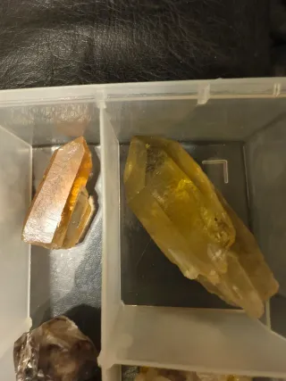 Scatola di quarzi e minerali