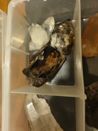 Scatola di quarzi e minerali