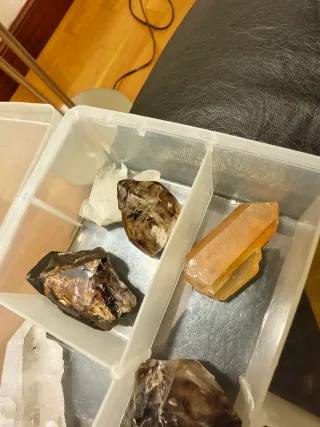 Scatola di quarzi e minerali