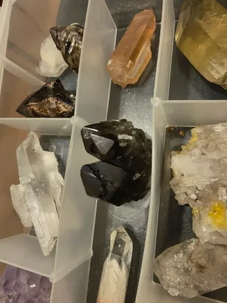 Scatola di quarzi e minerali