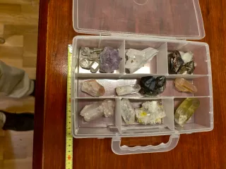 Scatola di quarzi e minerali