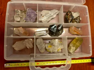 Scatola di quarzi e minerali