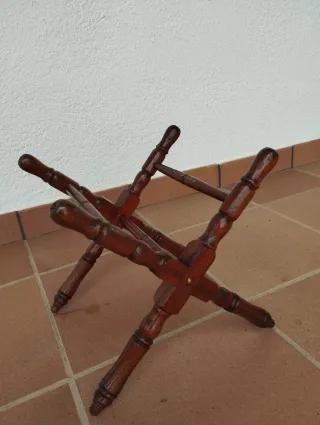 Barrica de vino de madera con soporte