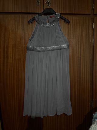 Vestido de fiesta gris con pedrería