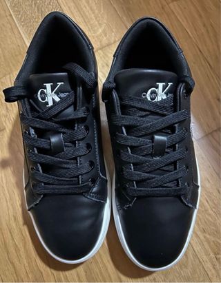 Zapatillas CALVIN KLEIN y chanclas SUPERDRY mujer