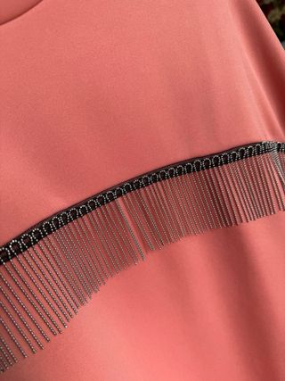 Vestido color salmón con detalle de cadenas