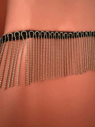 Vestido color salmón con detalle de cadenas