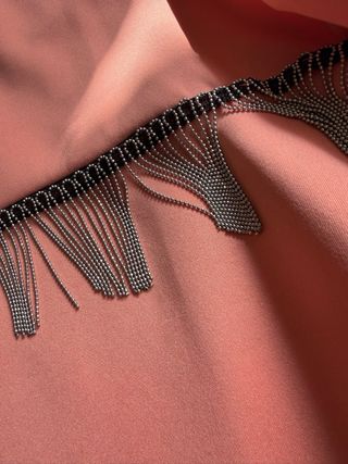 Vestido color salmón con detalle de cadenas