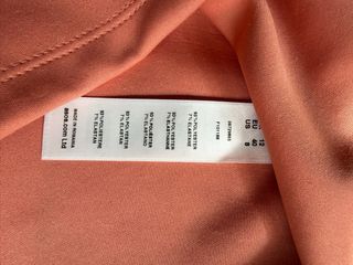 Vestido color salmón con detalle de cadenas