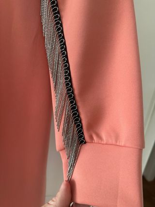 Vestido color salmón con detalle de cadenas