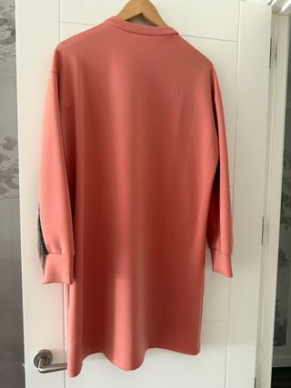 Vestido color salmón con detalle de cadenas