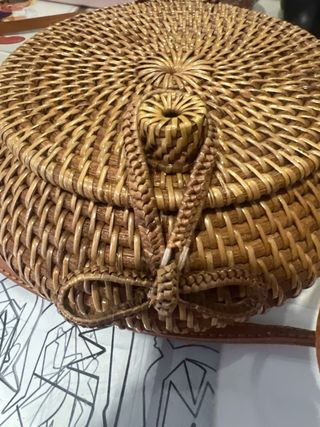 Bolso redondo de mimbre y asa de piel