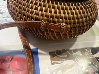 Bolso redondo de mimbre y asa de piel