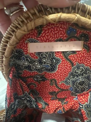 Bolso redondo de mimbre y asa de piel