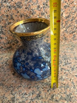 Jarrón de cerámica azul y dorado