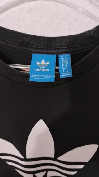 Camiseta Adidas Negra con Logo y Rayas