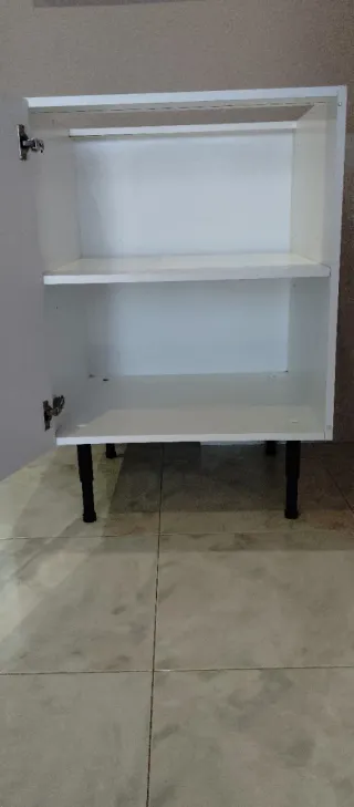 Mueble bajo cocina blanco, con estante y puerta