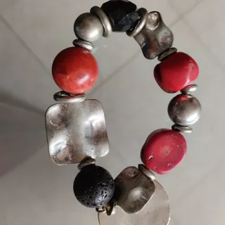 Pulsera con cuentas rojas y plateadas