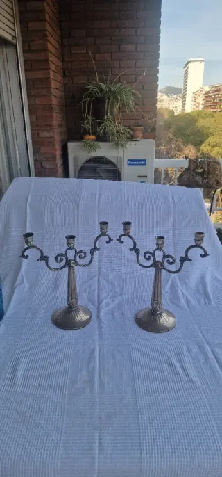 Candelabros de metal plateado