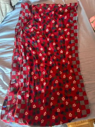 Foulard Jaipur rosso con fiori grigi