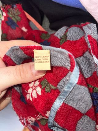 Foulard Jaipur rosso con fiori grigi