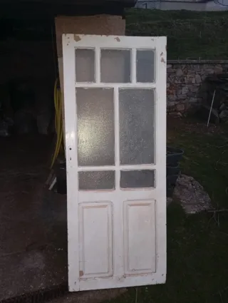 Puerta antigua madera con cristales