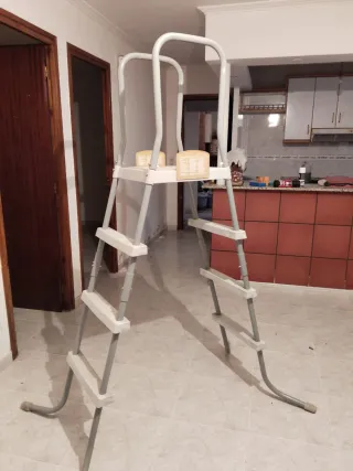 Escalera Piscina Metal y Plástico