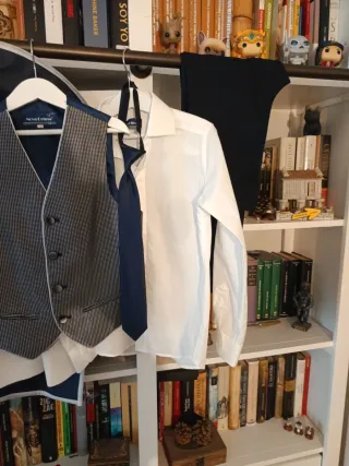 Traje de comunión niño blanco y azul.