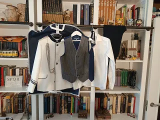 Traje de comunión niño blanco y azul.