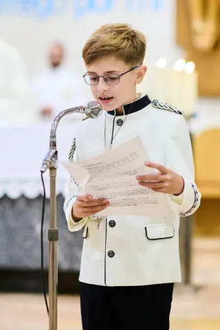Traje de comunión niño blanco y azul.