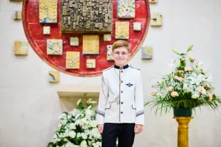 Traje de comunión niño blanco y azul.