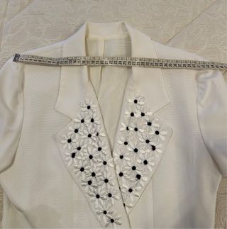 Chaqueta blanca solapas bordadas flores