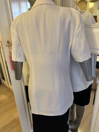 Chaqueta blanca solapas bordadas flores