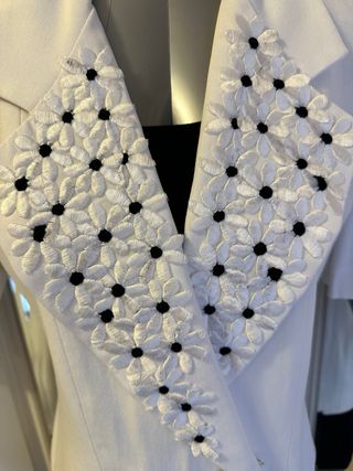 Chaqueta blanca solapas bordadas flores