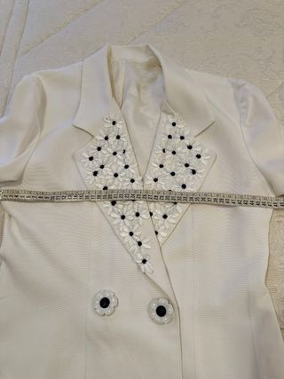 Chaqueta blanca solapas bordadas flores